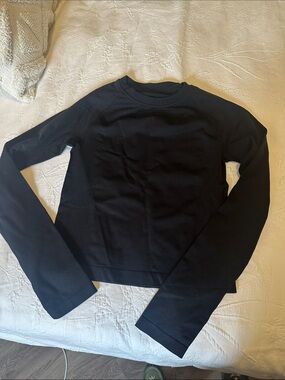 Black Women's Long-Sleeve Crewneck compression top with thumb holes